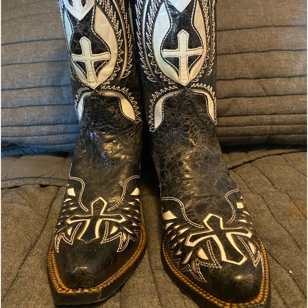 Cowboy boots!  These are fire! Size 9.5 Women’s